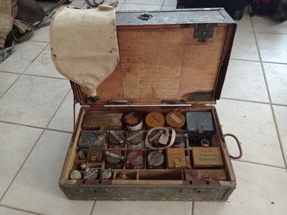 Caisse pour soins, avec fioles, bocaux et...