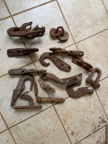 Set of towing hooks for vehicles.