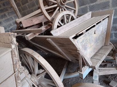 
Chariot hippomobile à quatre roues, en bois....