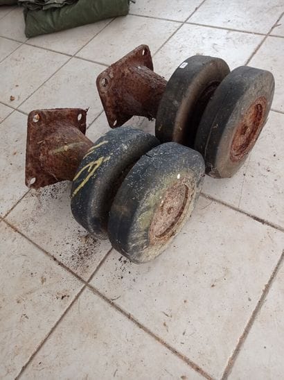 Set of 2 rollers with supports.