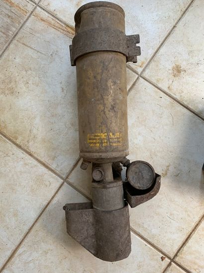 Trimmer bottle for vehicle.