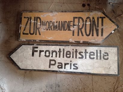 Deux pancartes. (reproductions)