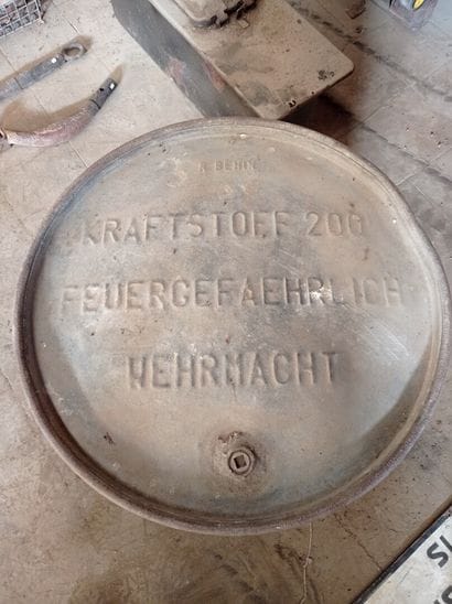 Fût de 200 litres d'essence, en tôle étamée,...