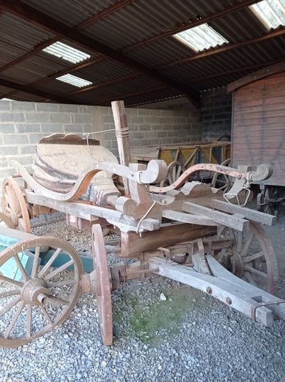 
Chariot hippomobile, avec soufflet de forge,...