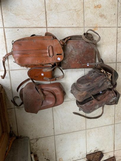 Lot : paires de fontes, sacoches.