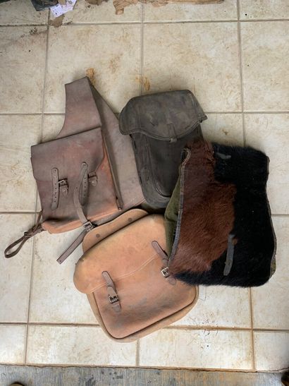 Lot: fonts, bags, haversack.