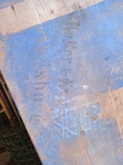 
Planche, en bois, trois inscriptions en...