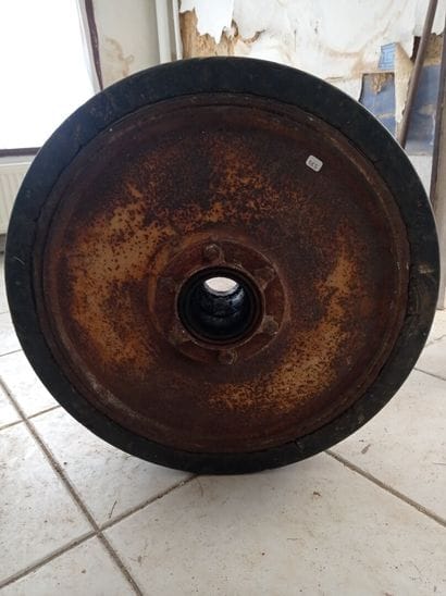 Roller with rubber ring.