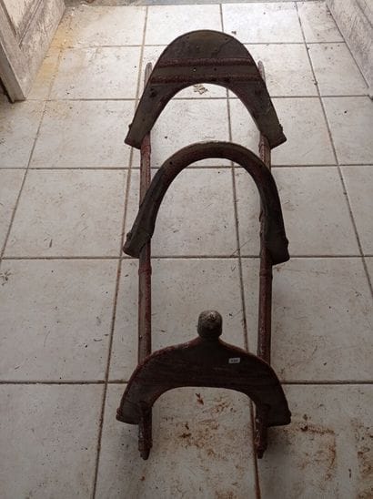 Selle de bât de dromadaire décorée. début...