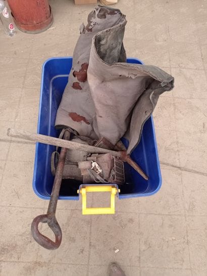 
Miscellaneous lot: tarpaulins, barrel, pickaxe,...