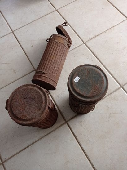 Lot de 3 boîtiers de masque à gaz vides.