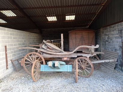 
Chariot hippomobile, avec soufflet de forge,...