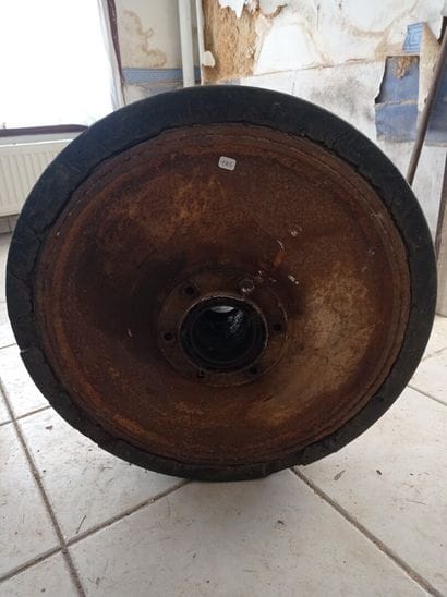 Roller with rubber ring.