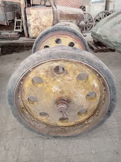 Front wheels. Width 238 cm Ø 123 cm appr...