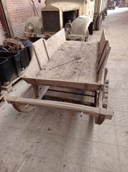 Traîneau réglementaire, en bois peint.