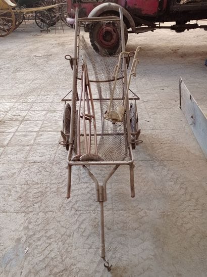 Brancard monté sur chariot et de pièces ...