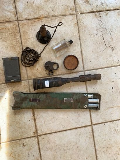 Lot : bougies, bouteille en verre, baladeuse,...