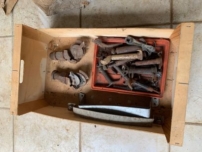 
Batch: engine hood fasteners, shovel support...