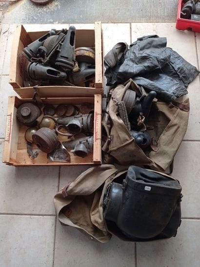 Lot de masques à gaz pour chevaux.