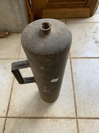 Extincteur à poignée fixe. (manque la tê...