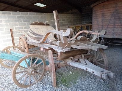 
Chariot hippomobile, avec soufflet de forge,...