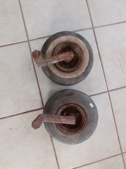 Paire de roues de conteneur, avec axes.
