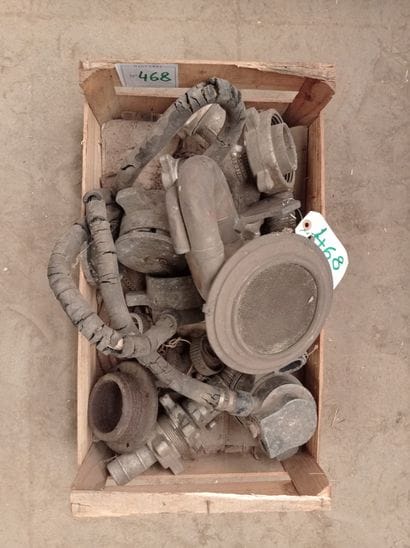 
Miscellaneous lot: horns and aircraft parts...