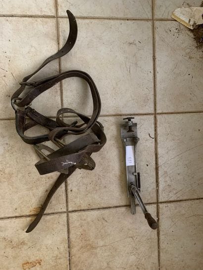 Lot : ouvre-boîte, paire d'étriers.
