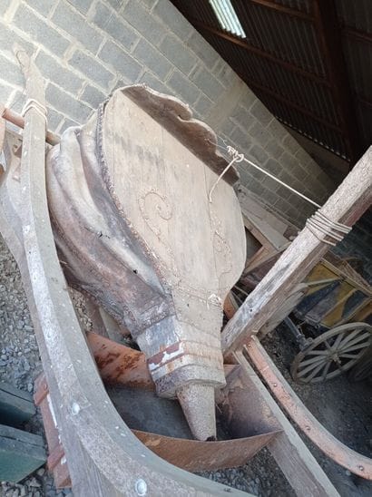 
Chariot hippomobile, avec soufflet de forge,...