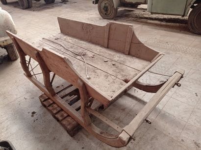 Traîneau réglementaire, en bois peint.