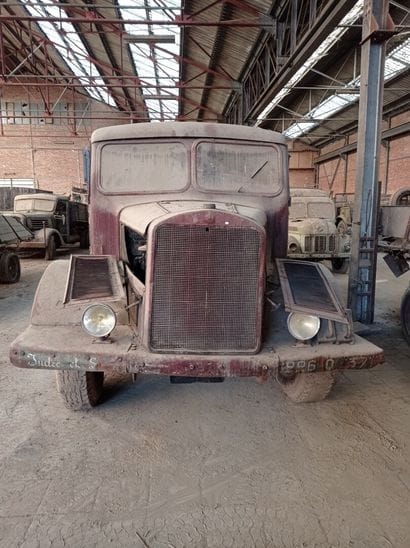 Mercedes flatbed truck, model L 4500S, was...
