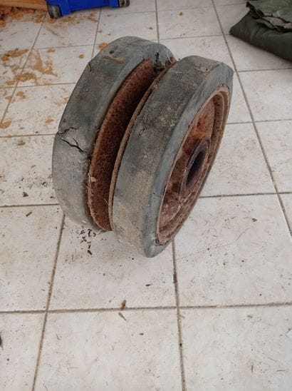 Double roller, rubber lined.