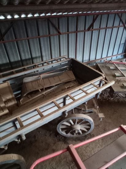 
Chariot hippomobile à quatre roues, en bois...