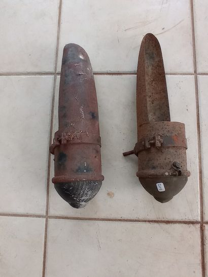 Set of 2 armoured headlights.