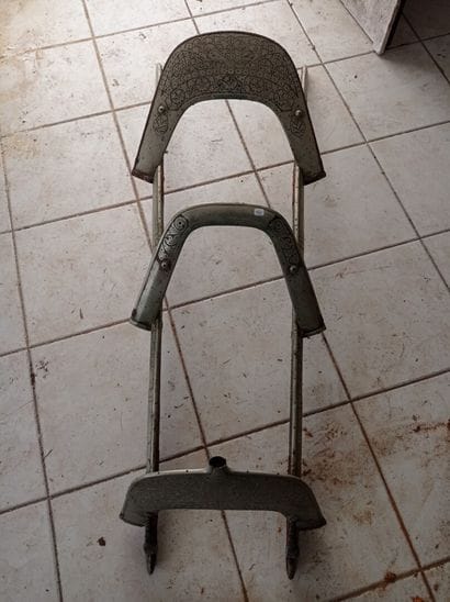 Selle de bât de dromadaire, en métal léger...