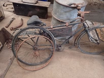 Vélo réglementaire, peint.