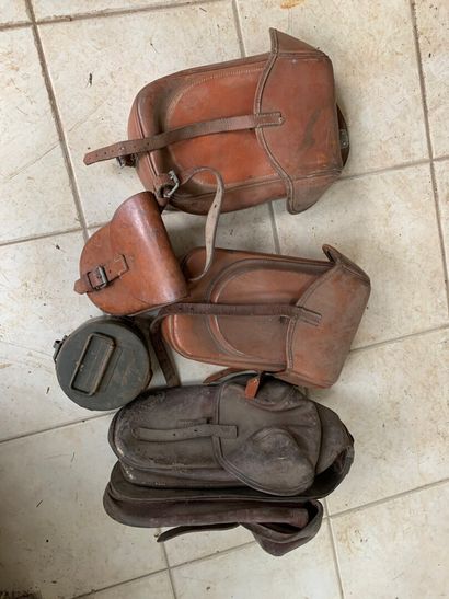 Lot : paires de fontes, sacoches, boîte à...