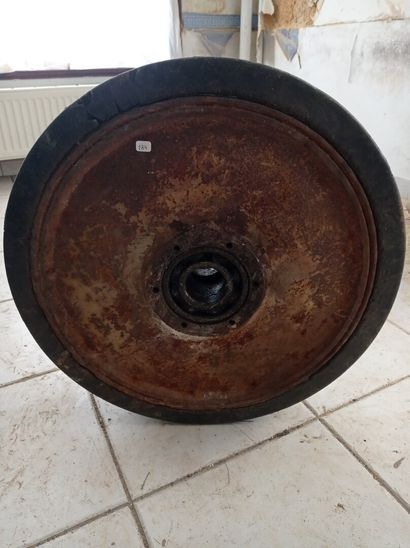 Roller with rubber ring.