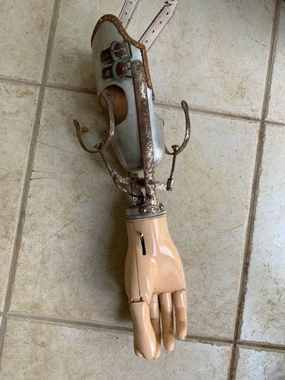Articulated hand, for wounded.