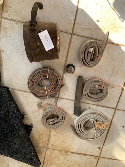 Lot de sangles et couvre-bouche en cuir,...