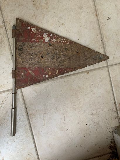 Fanion métallique de véhicule. Dans l'ét...