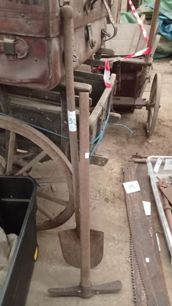 Lot: shovel and pickaxe.
