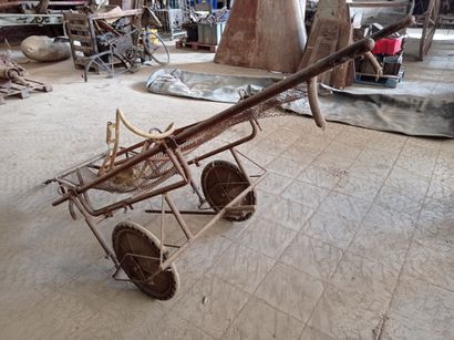 Brancard monté sur chariot et de pièces ...