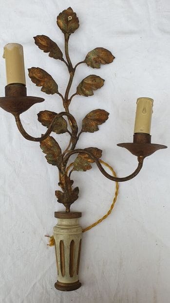 Paire d'appliques en tôle et bois, style...