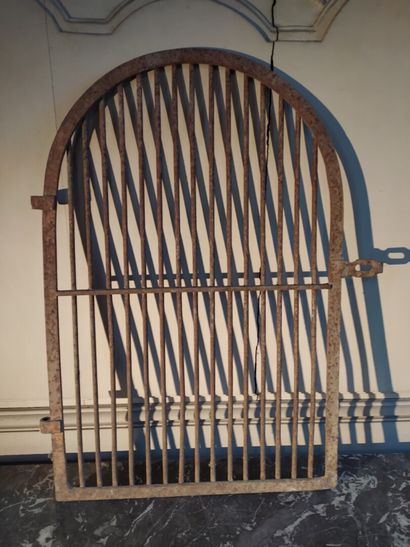 Iron niche grill, 19th century

65 x 43 ...