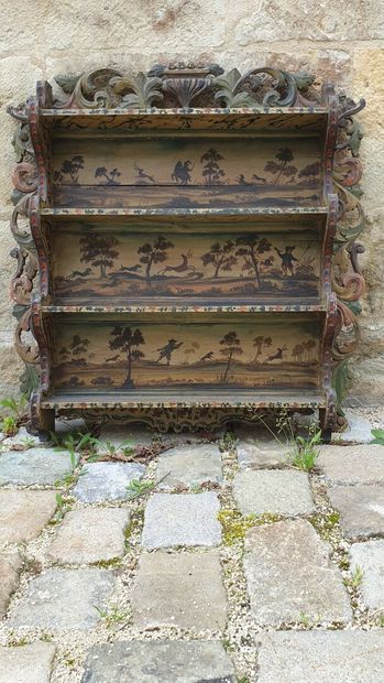 Etagère d'applique en bois sculpté et laqué,...