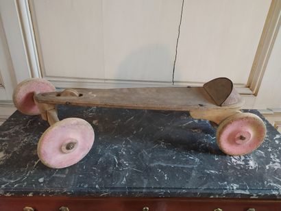 Natural wood skateboard, 19th century

Pulley...