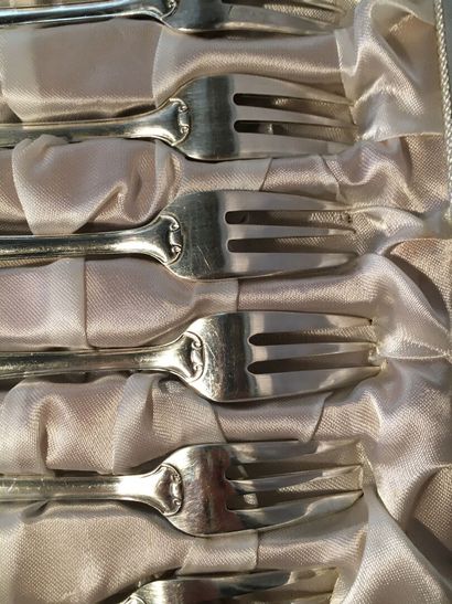 Silver plated cake set with a staple.

12...