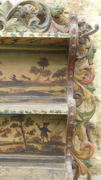 Etagère d'applique en bois sculpté et laqué,...