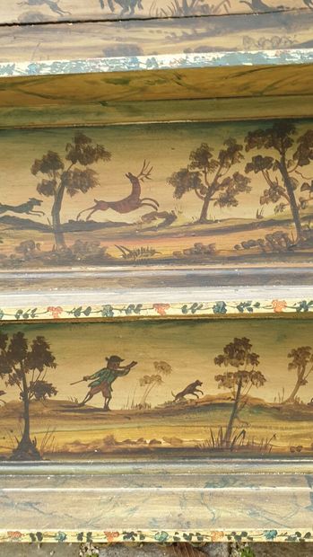 Etagère d'applique en bois sculpté et laqué,...